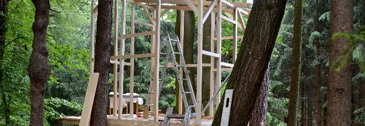 Rohbau eines Baumhauses im Wald.